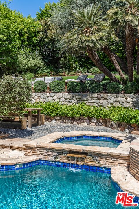 1136 N Doheny Dr