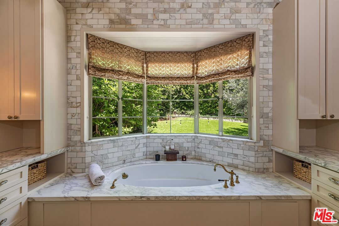 1136 N Doheny Dr
