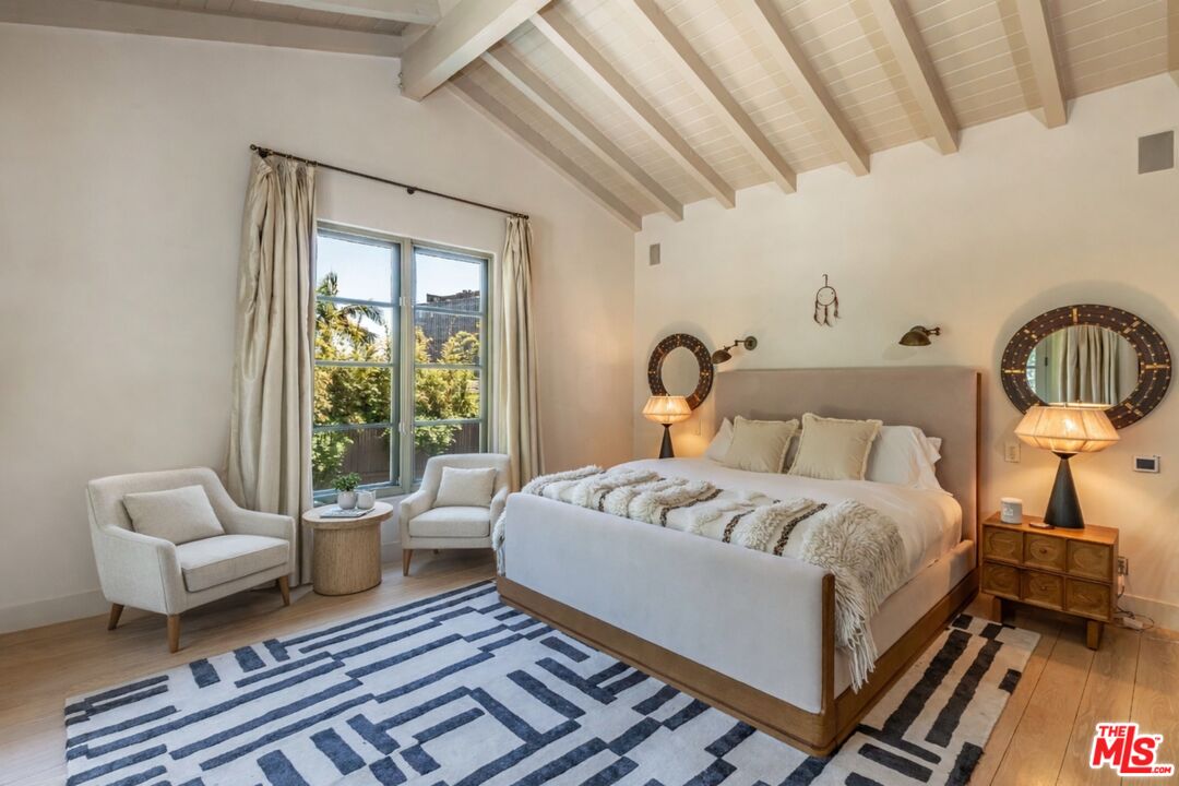 1136 N Doheny Dr