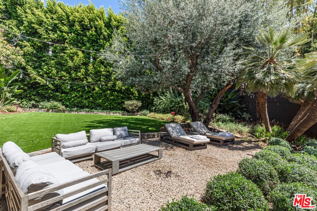 1136 N Doheny Dr