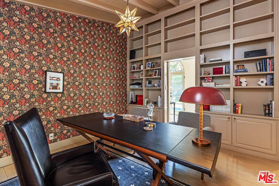 1136 N Doheny Dr