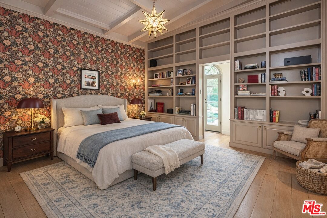 1136 N Doheny Dr