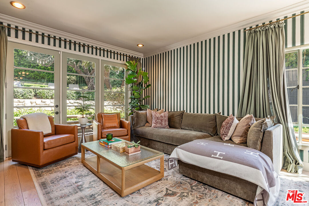 1136 N Doheny Dr
