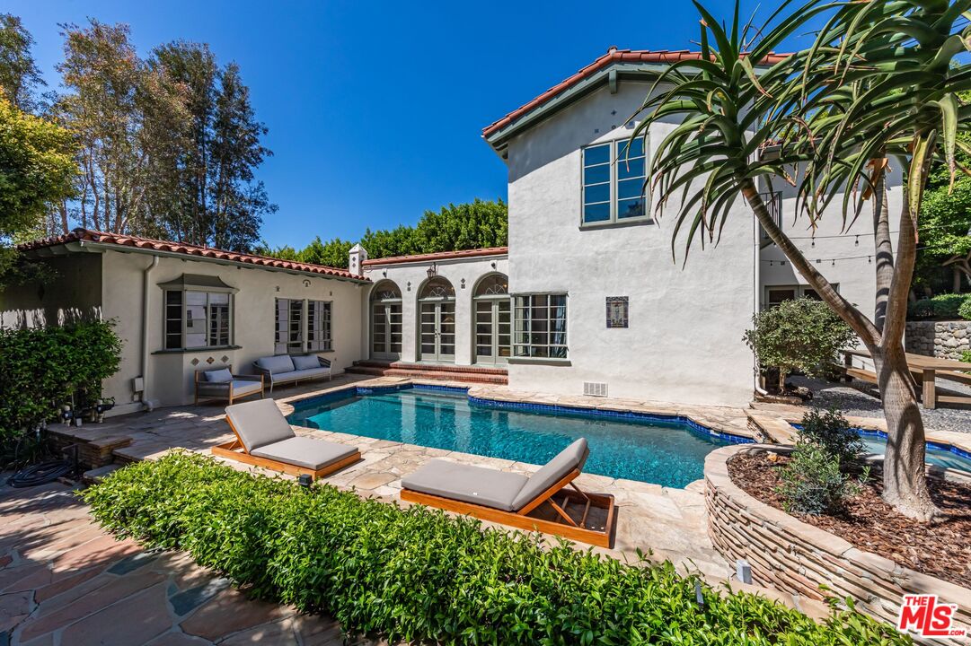 1136 N Doheny Dr