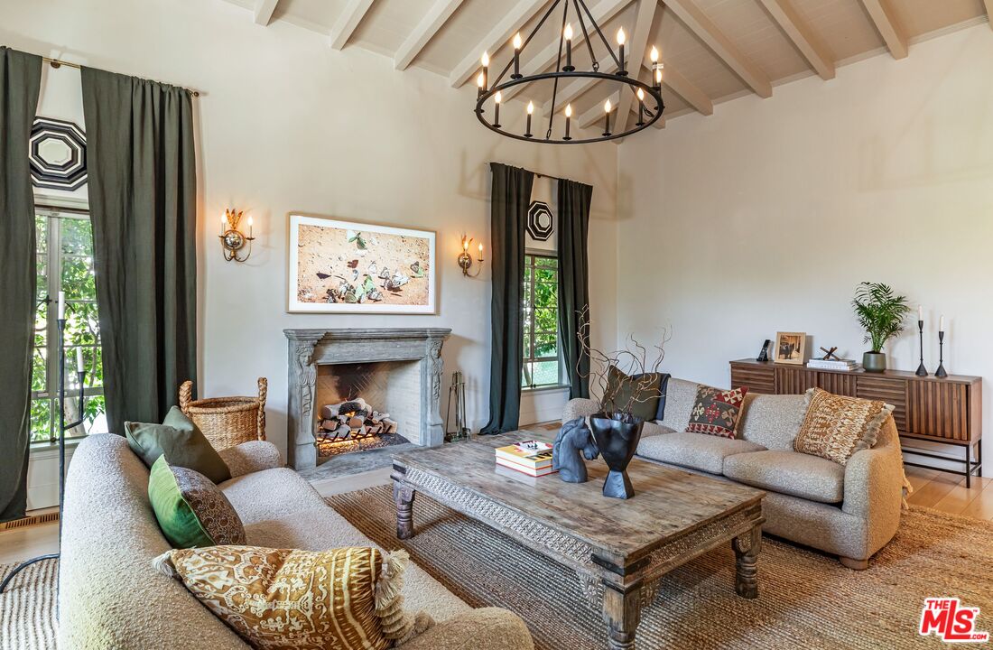 1136 N Doheny Dr