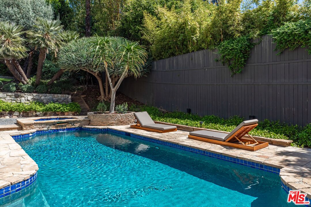 1136 N Doheny Dr