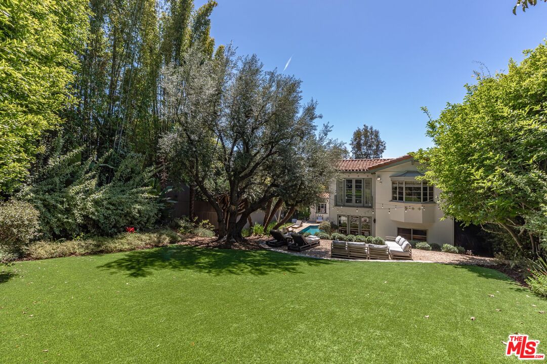 1136 N Doheny Dr
