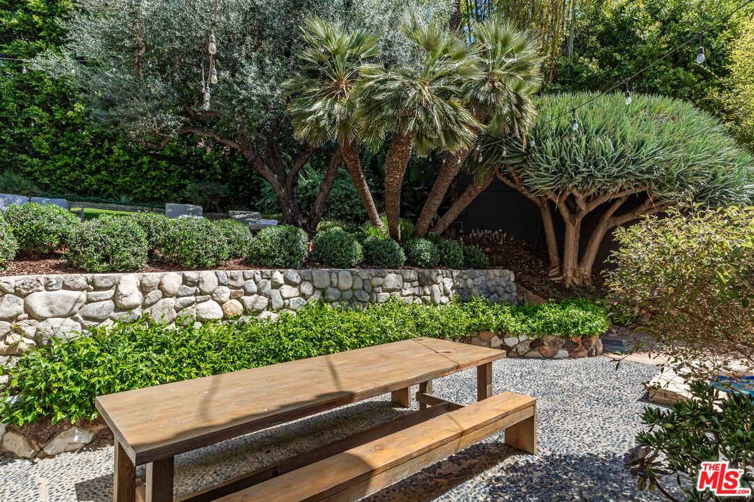 1136 N Doheny Dr