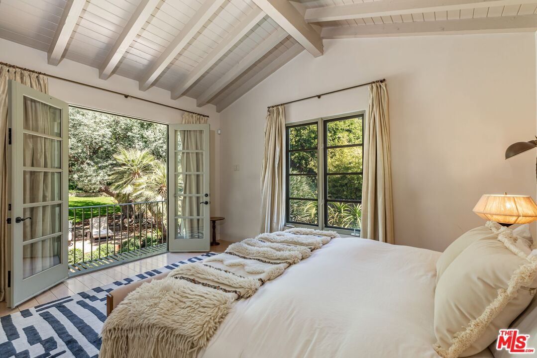1136 N Doheny Dr