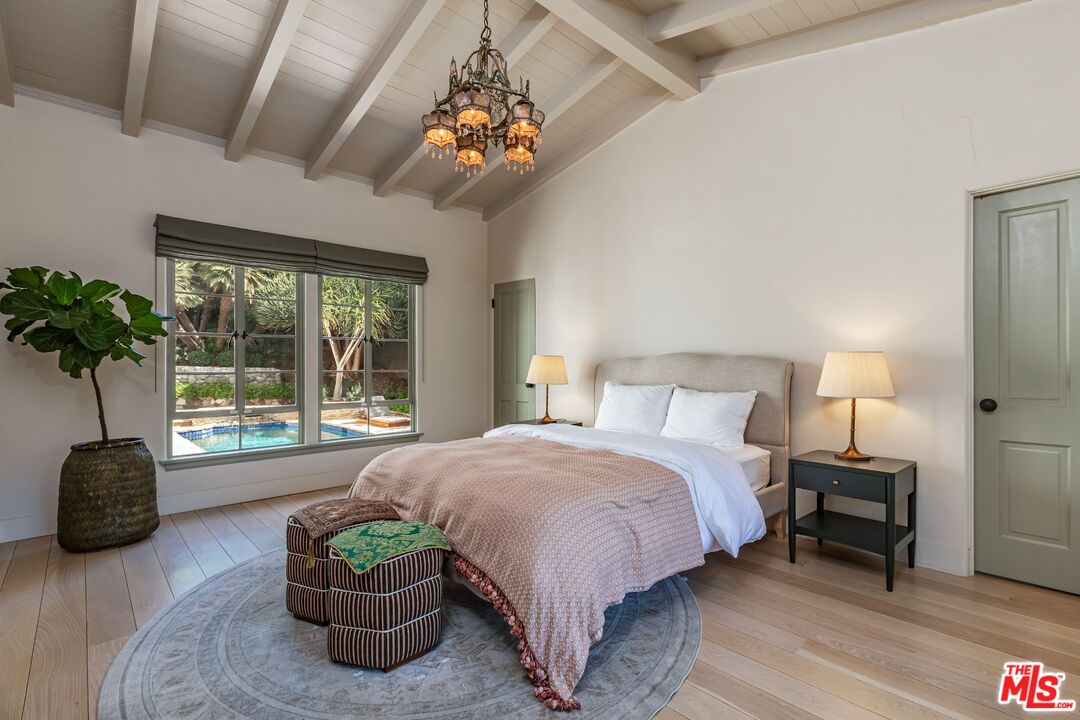1136 N Doheny Dr