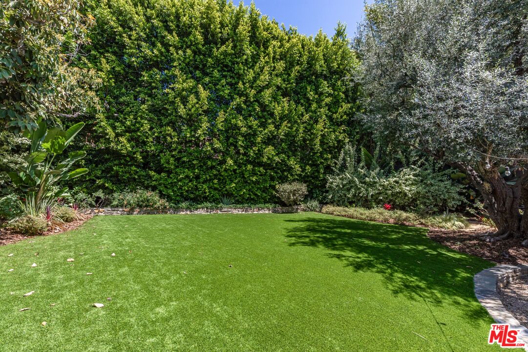 1136 N Doheny Dr