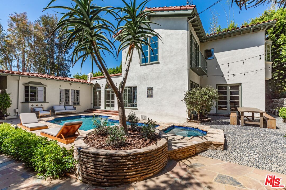 1136 N Doheny Dr