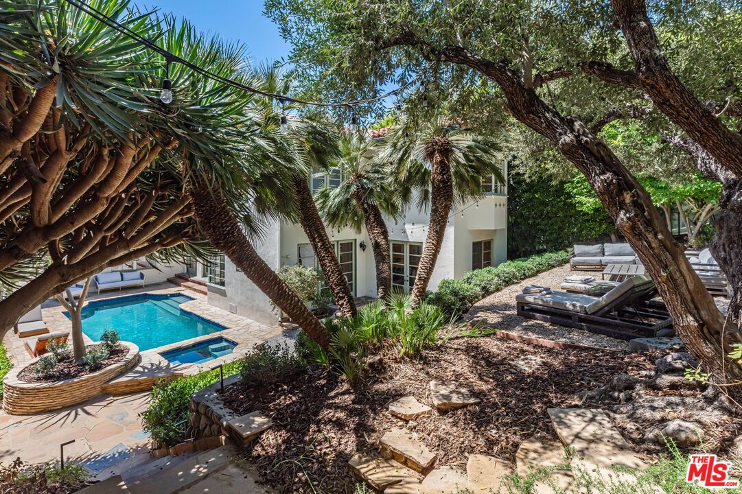 1136 N Doheny Dr