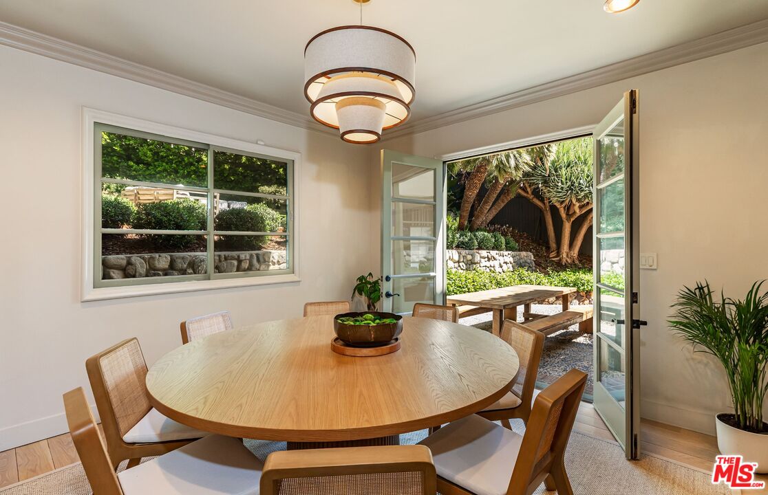 1136 N Doheny Dr