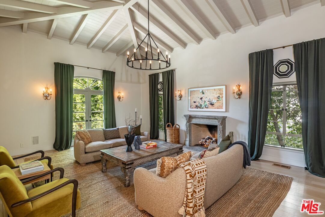 1136 N Doheny Dr