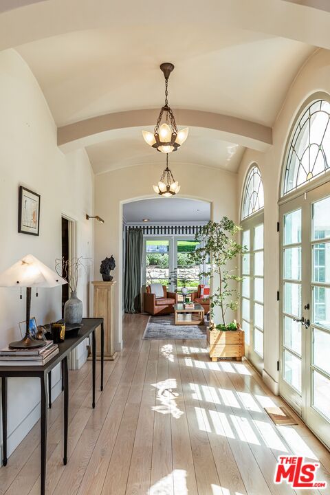 1136 N Doheny Dr