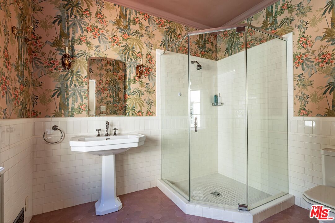 1136 N Doheny Dr