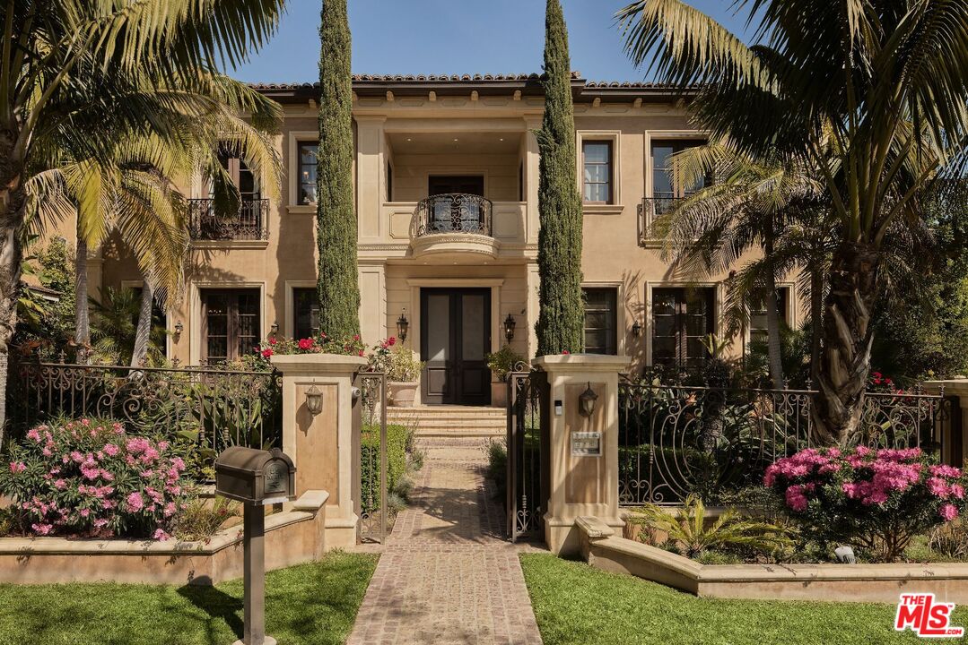 614 N Palm Dr