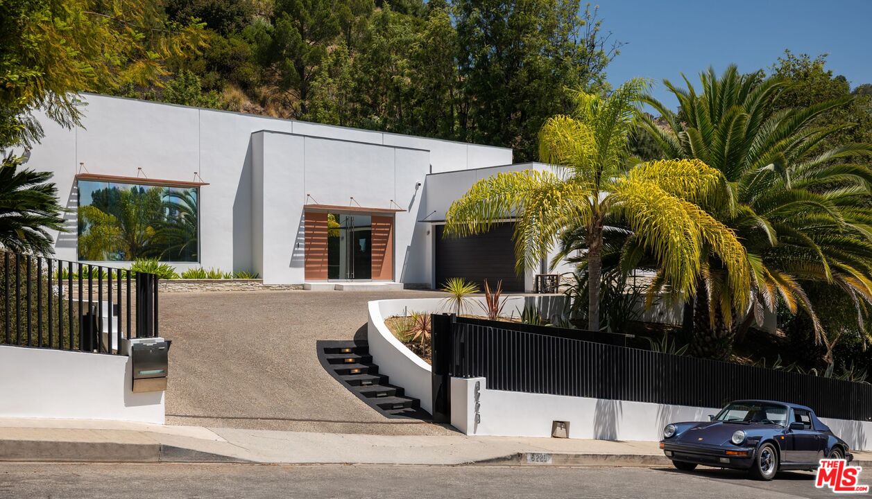 9229 Robin Dr