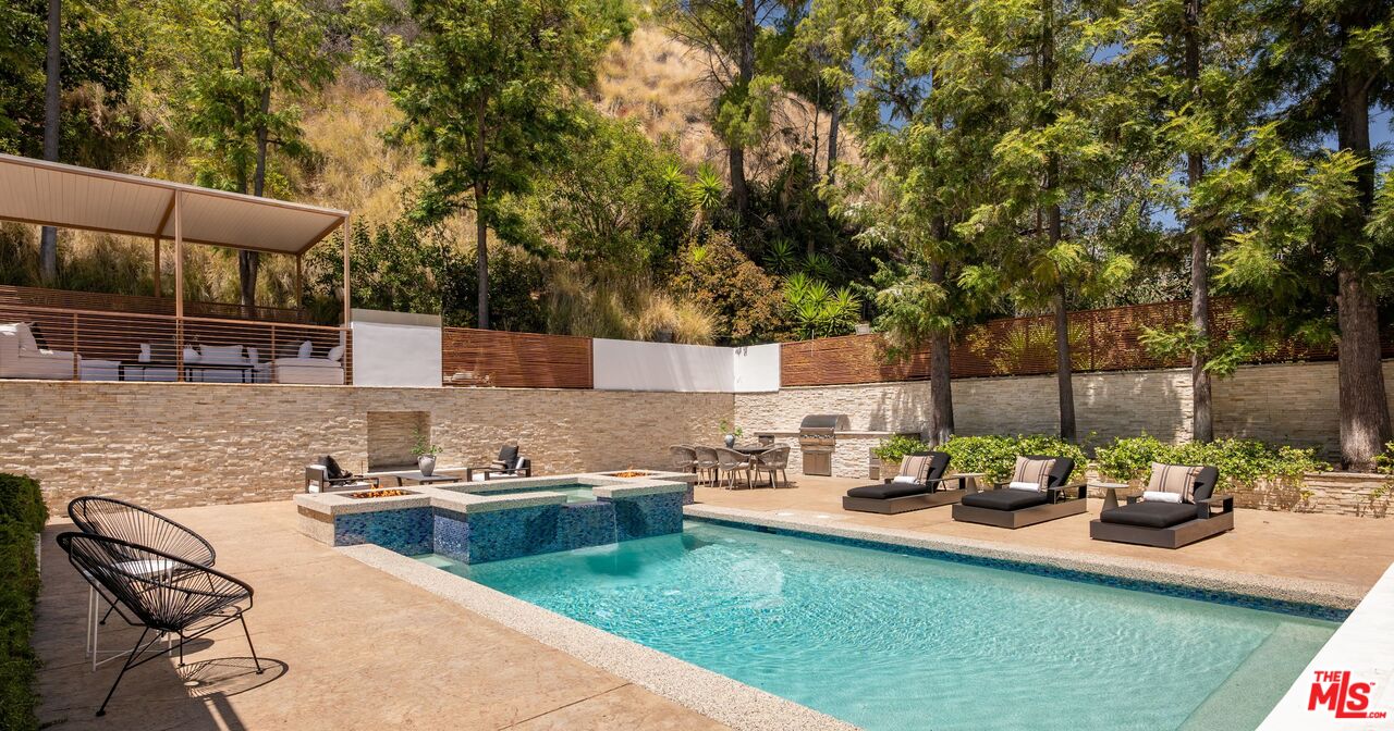 9229 Robin Dr