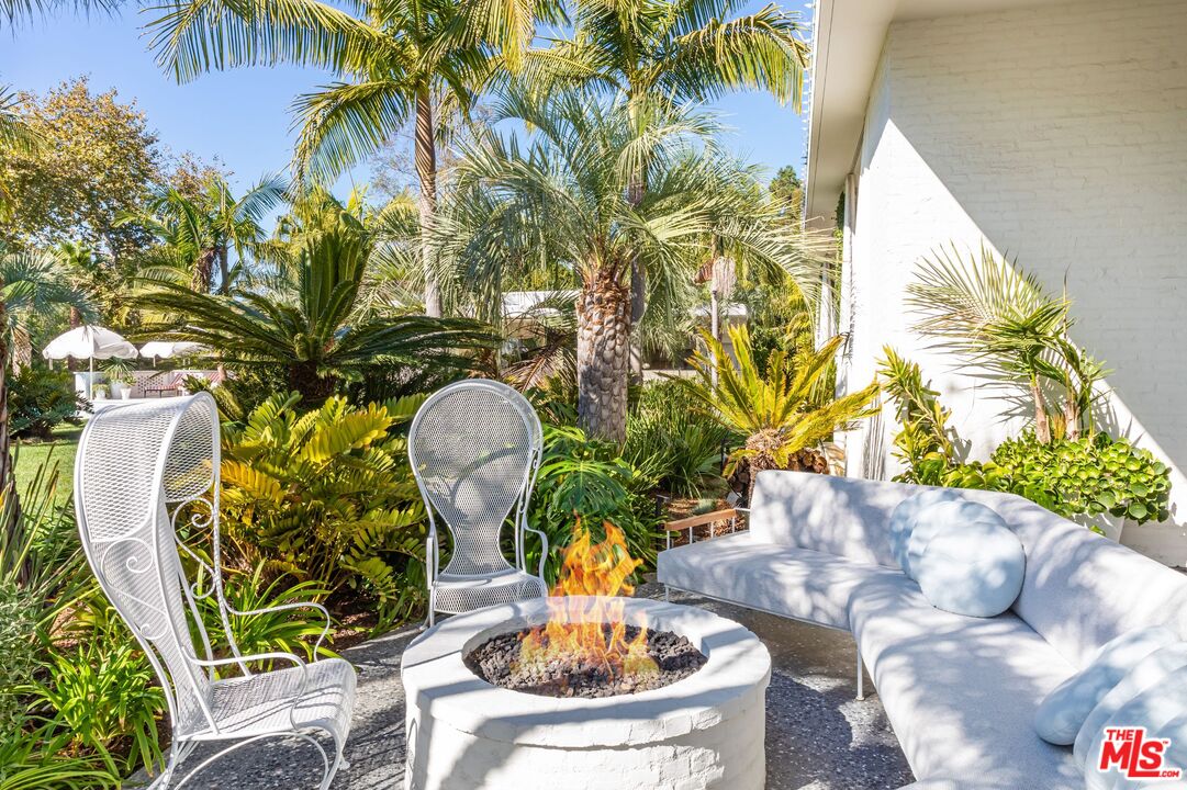 660 Club View Dr