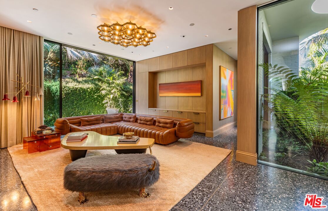 660 Club View Dr