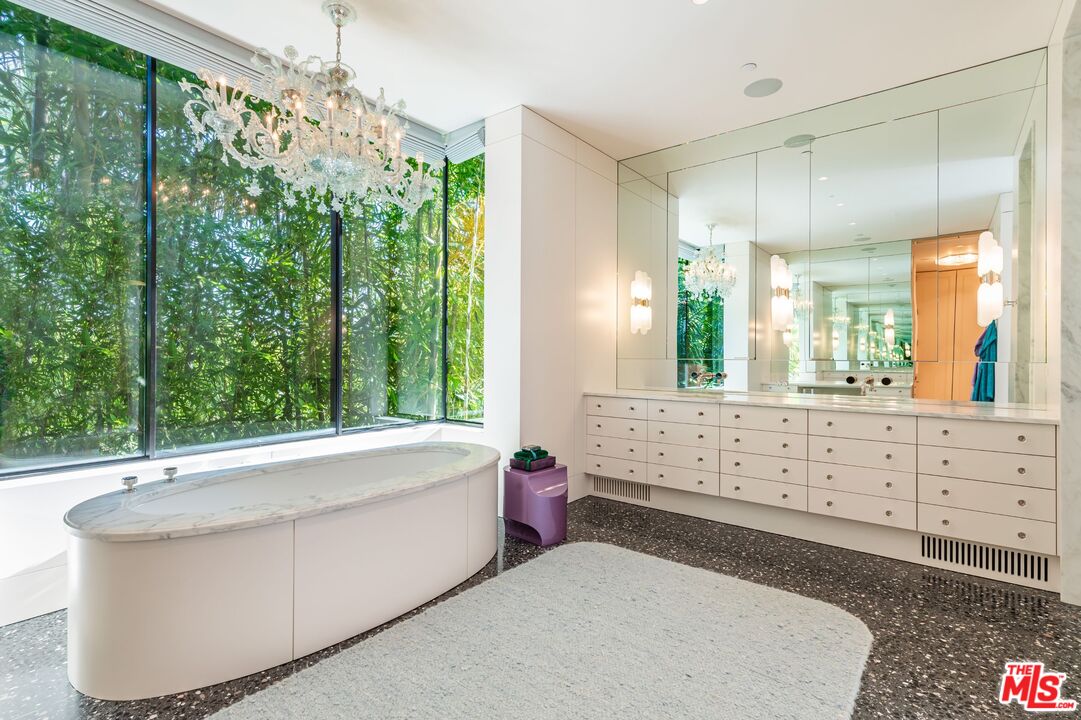 660 Club View Dr