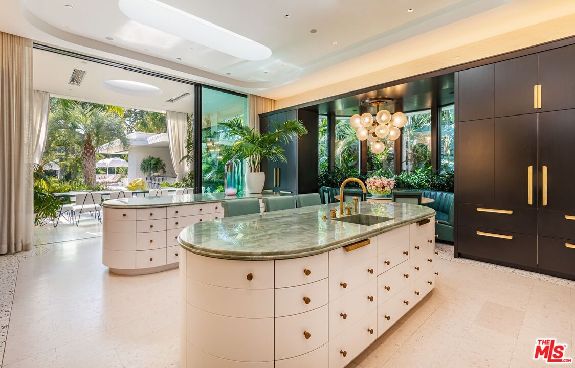 660 Club View Dr