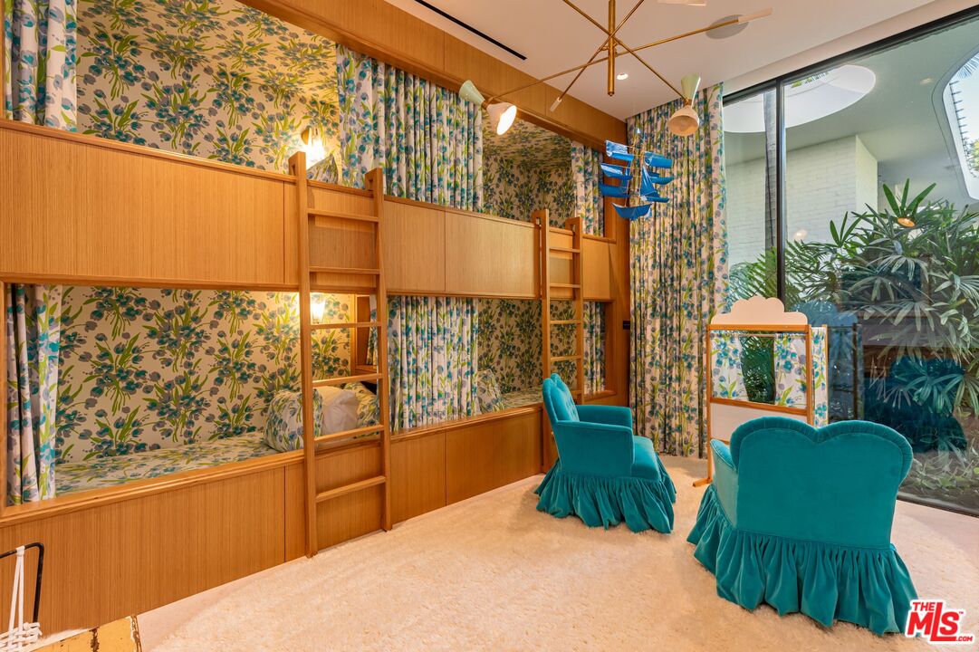 660 Club View Dr