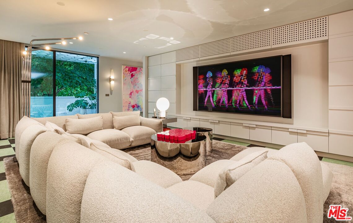 660 Club View Dr
