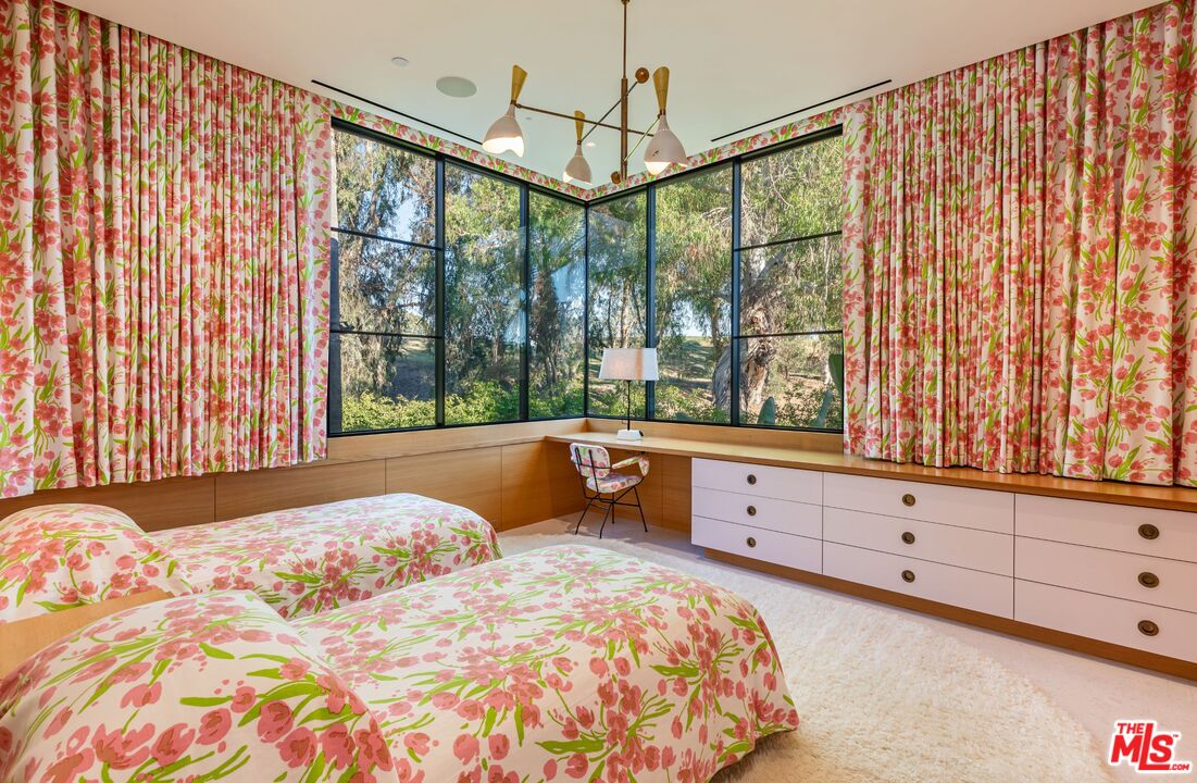 660 Club View Dr