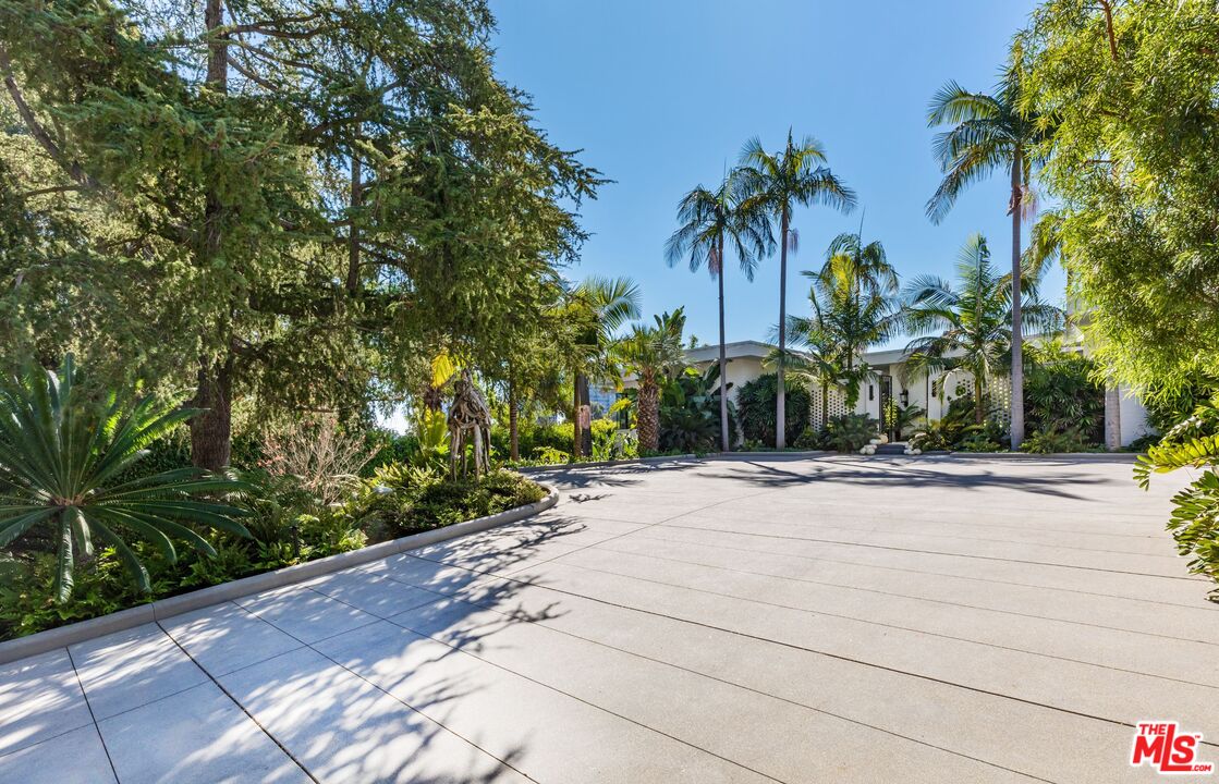 660 Club View Dr