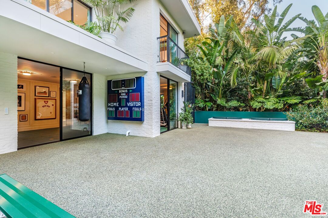 660 Club View Dr