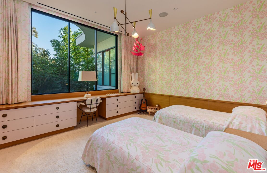 660 Club View Dr