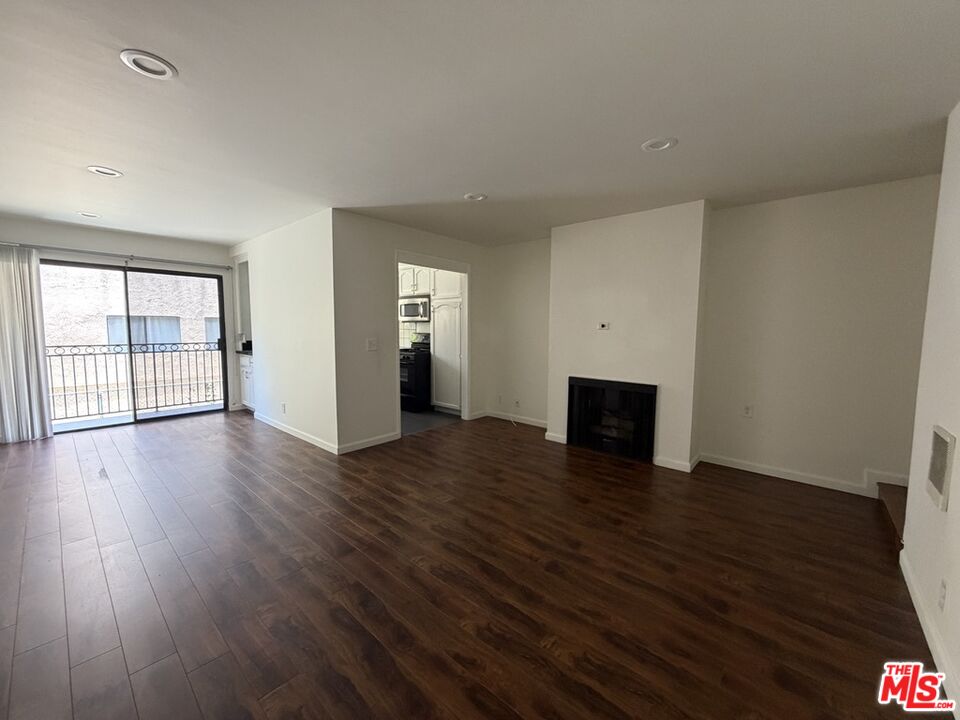 1337 N Sierra Bonita Ave Unit: 204