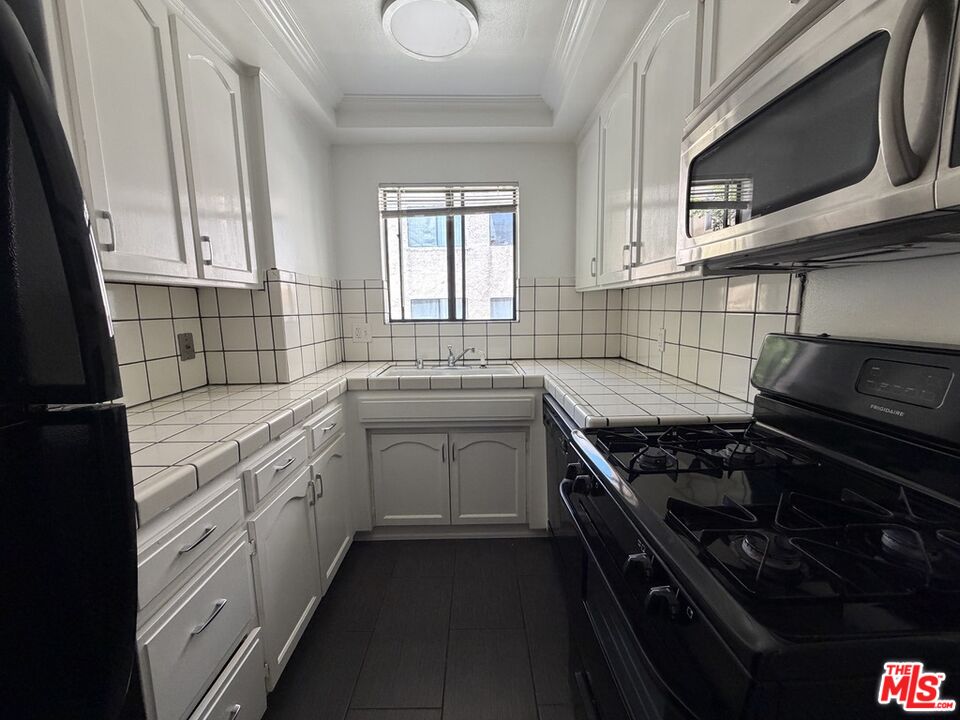 1337 N Sierra Bonita Ave Unit: 204