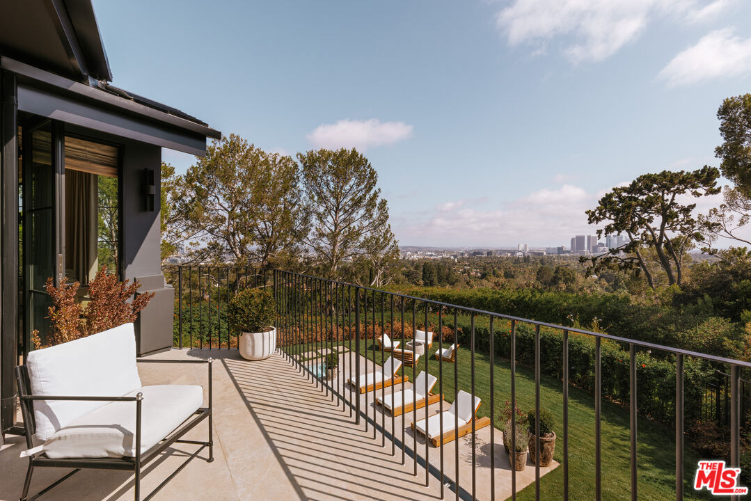 1122 La Altura Rd
