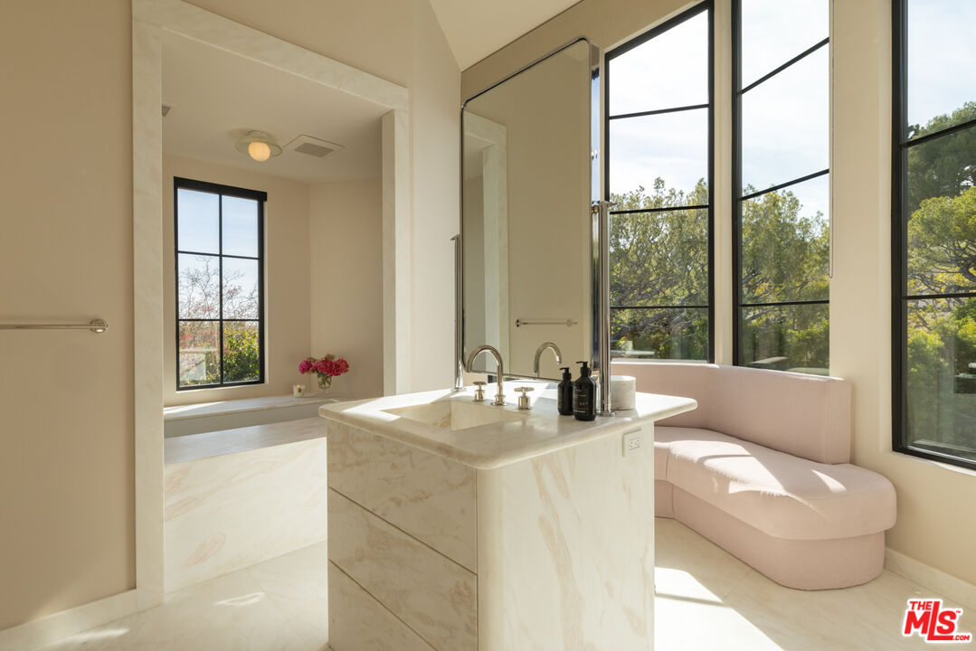1122 La Altura Rd