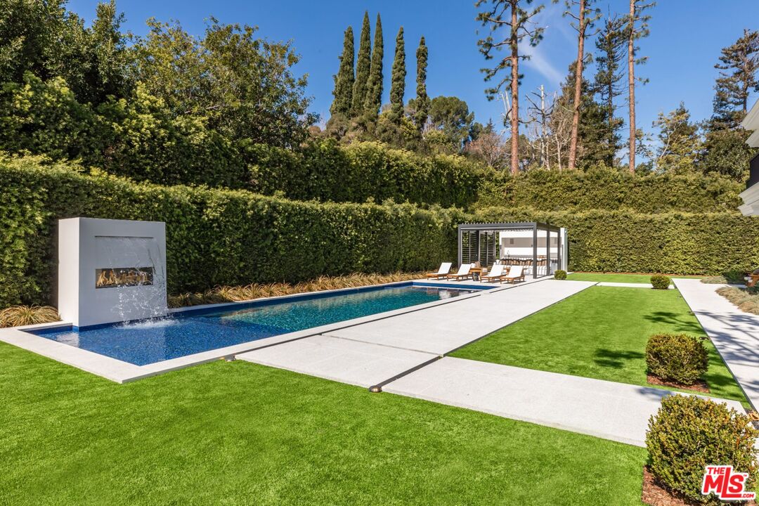 927 N Whittier Dr