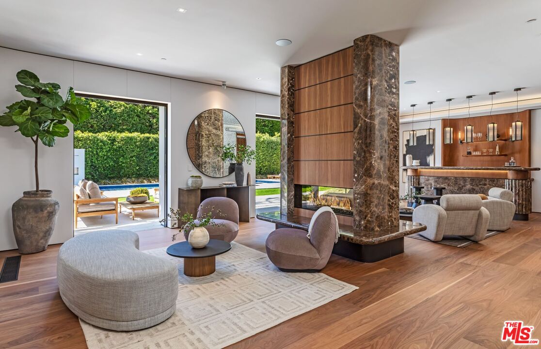 927 N Whittier Dr