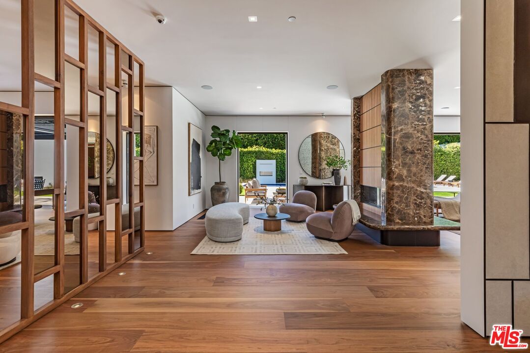 927 N Whittier Dr