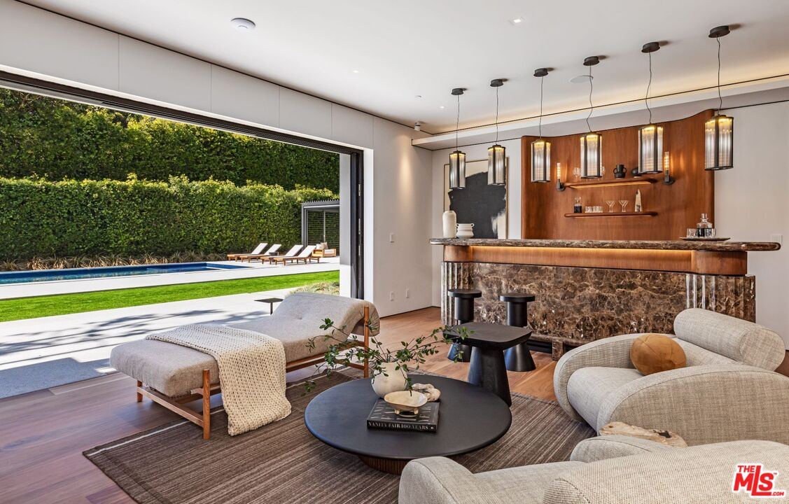 927 N Whittier Dr