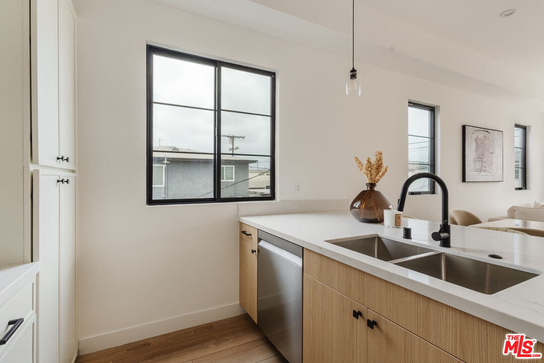 1952 S Garth Ave Unit: 1/2