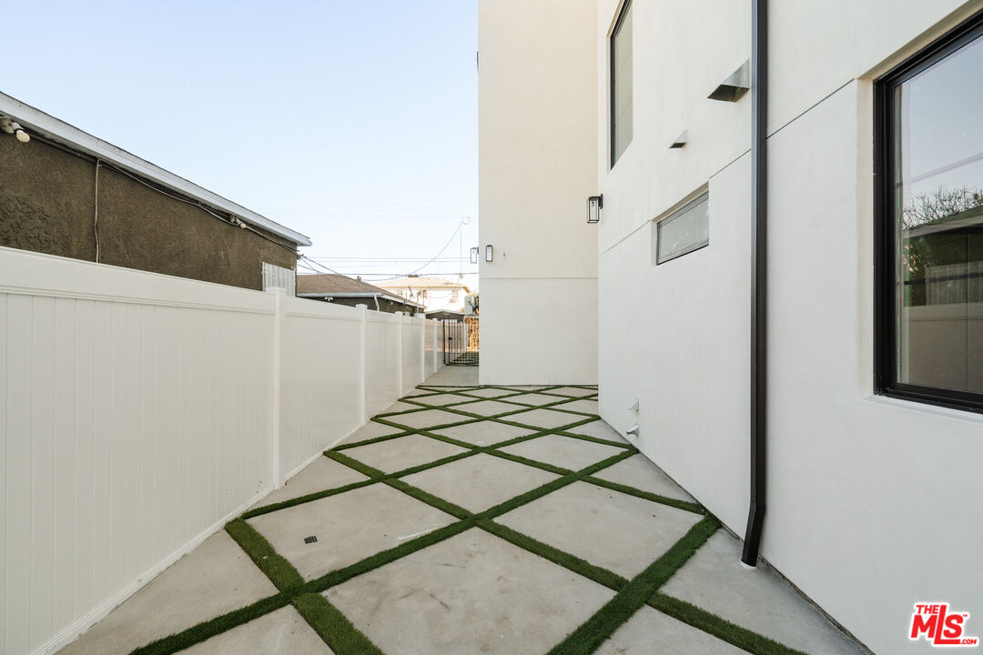 1952 S Garth Ave Unit: 1/2