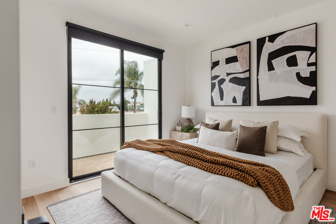 1952 S Garth Ave Unit: 1/2