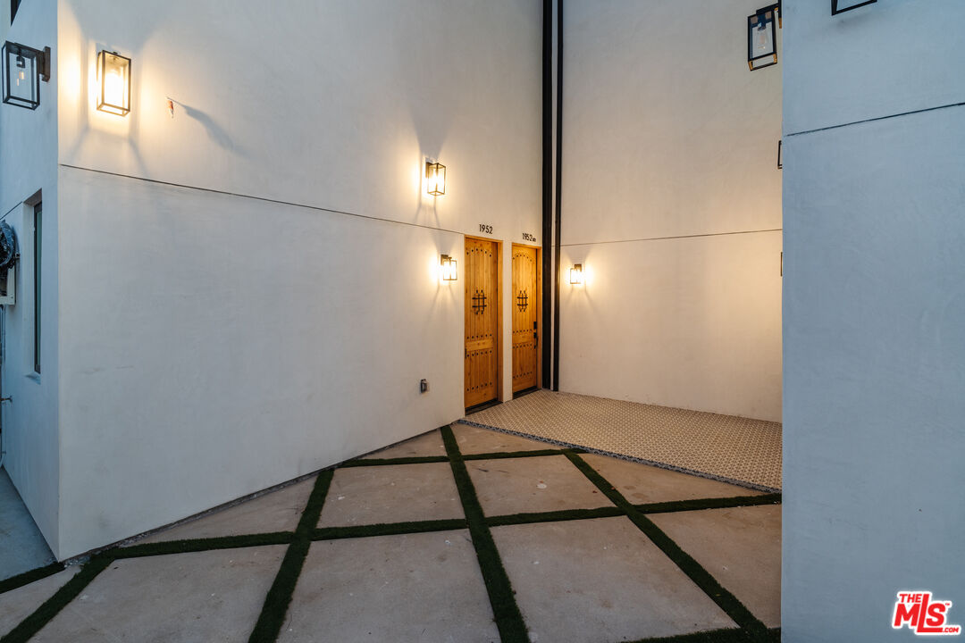 1952 S Garth Ave Unit: 1/2