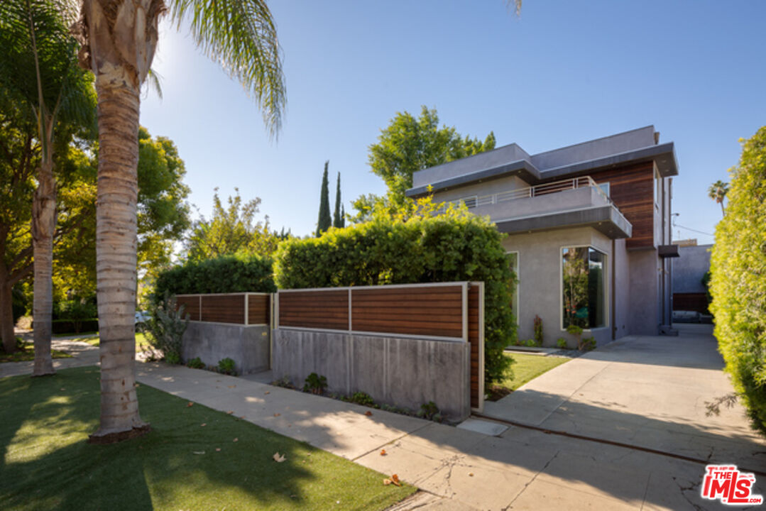 459 N Flores St