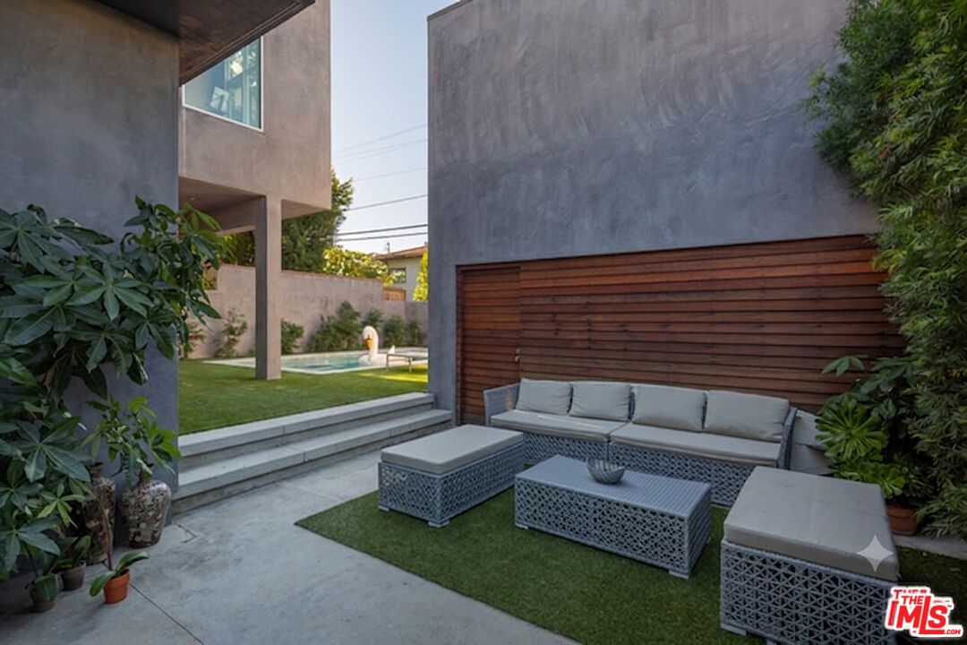 459 N Flores St