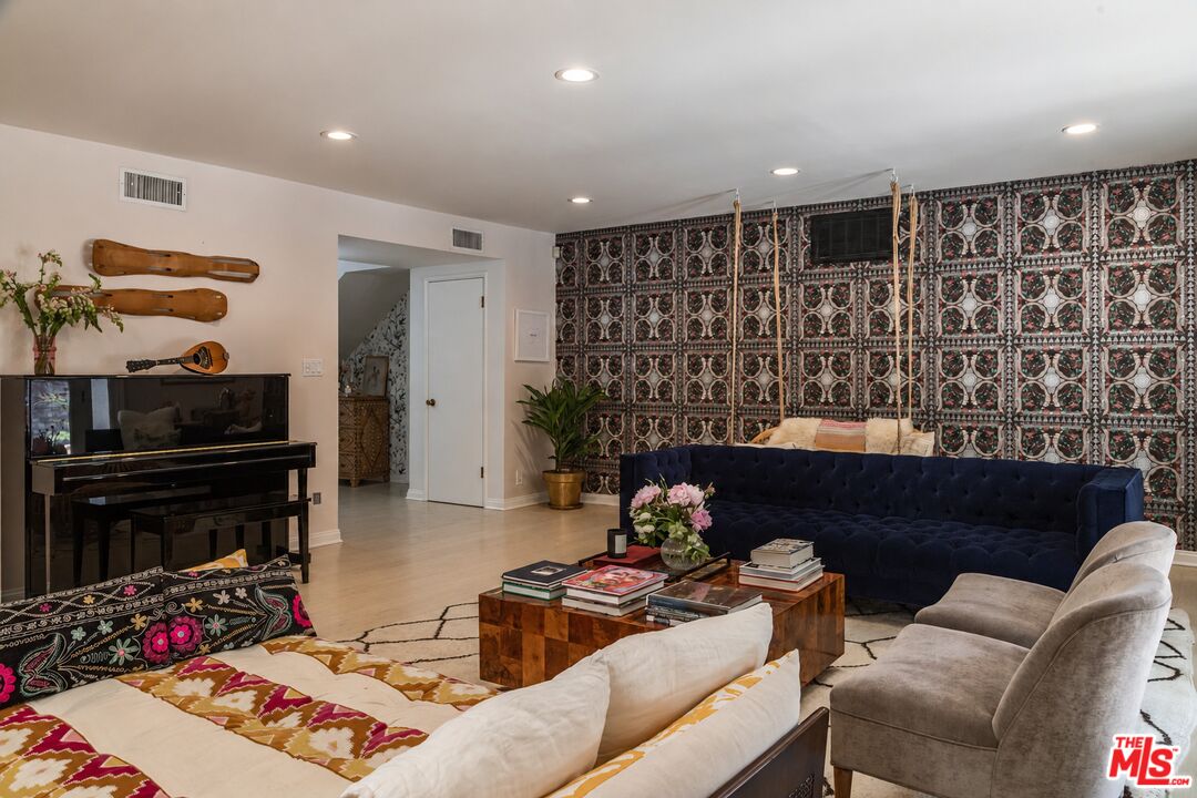 3122 Dona Susana Dr