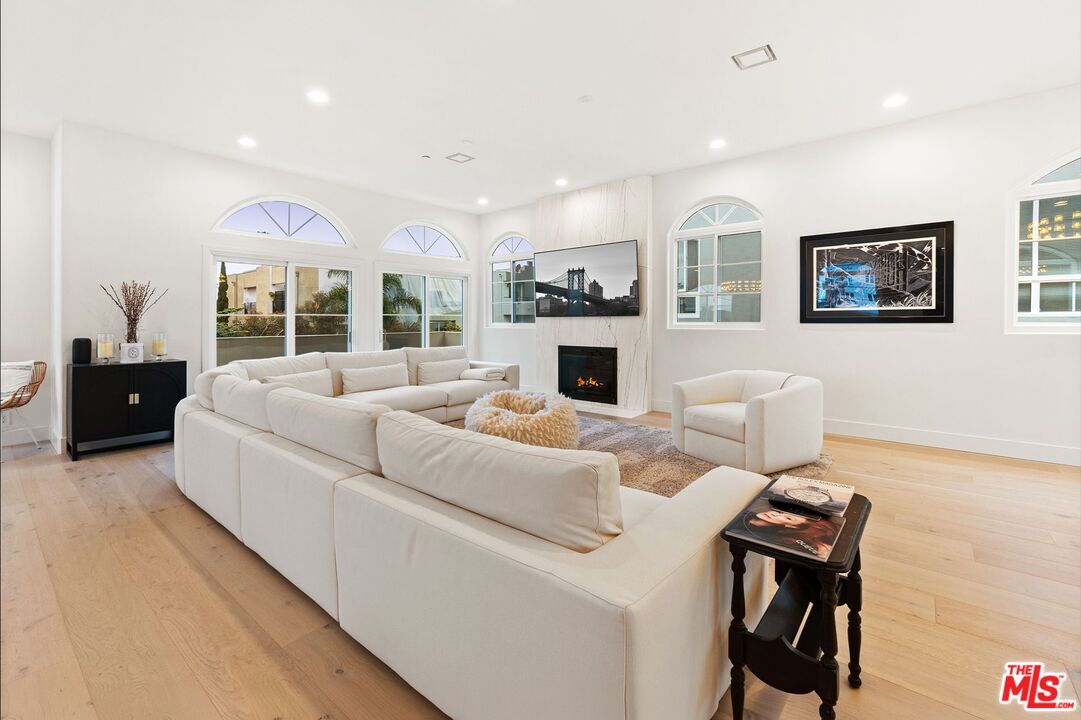 1182 Wellesley Ave Unit: 401